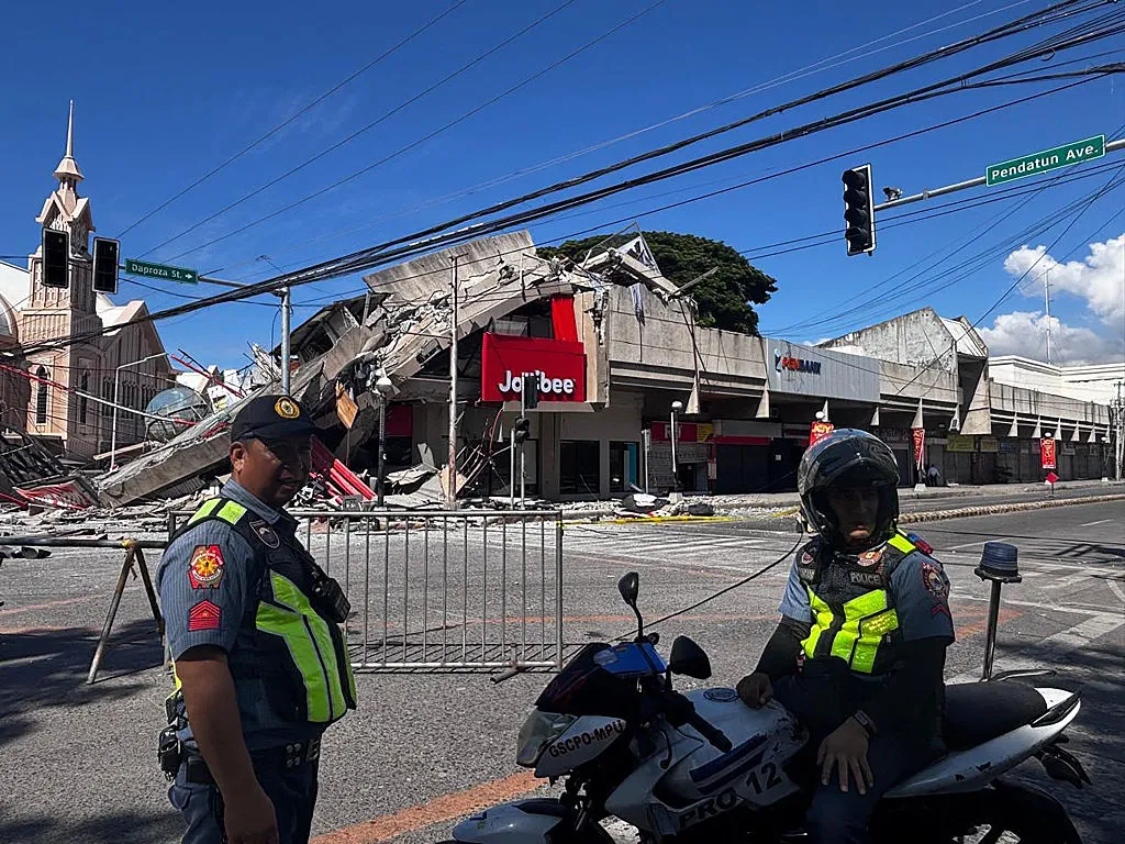 Emergency operations center and field command coordination following an earthquake