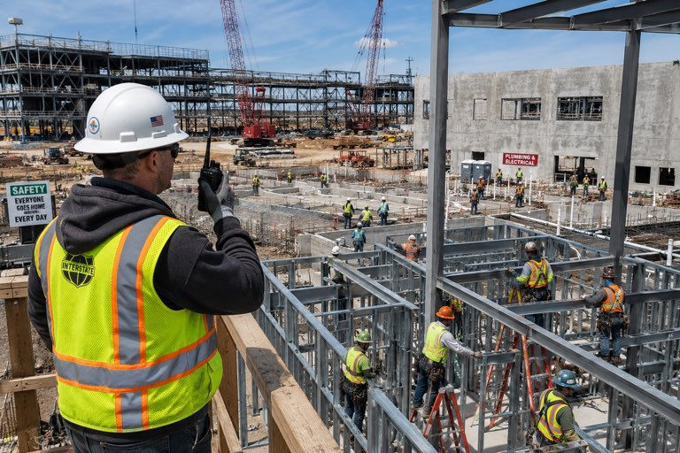 The right communication tool depends on site size, noise, mobility, and team structure.